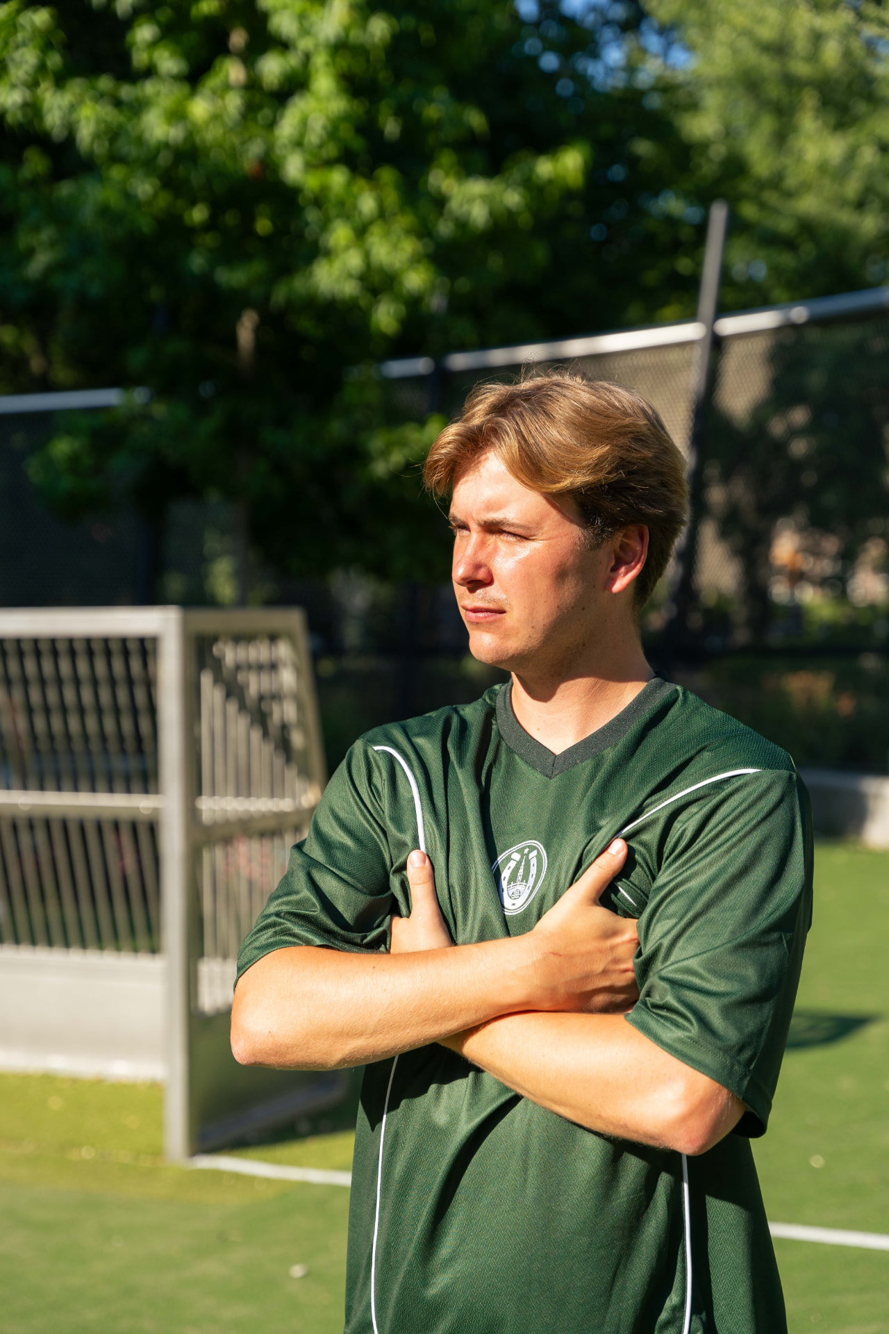 Groen shirt met witte bies op het veld