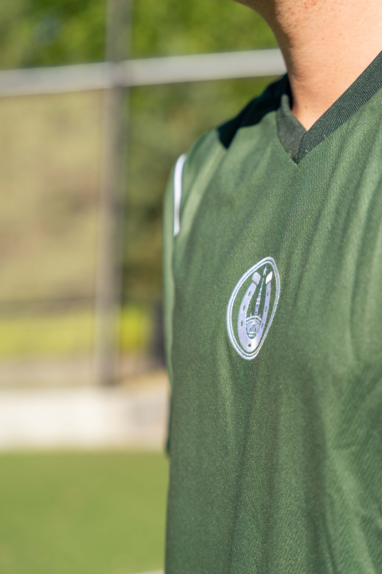 Close-up van het embleem op het groene shirt