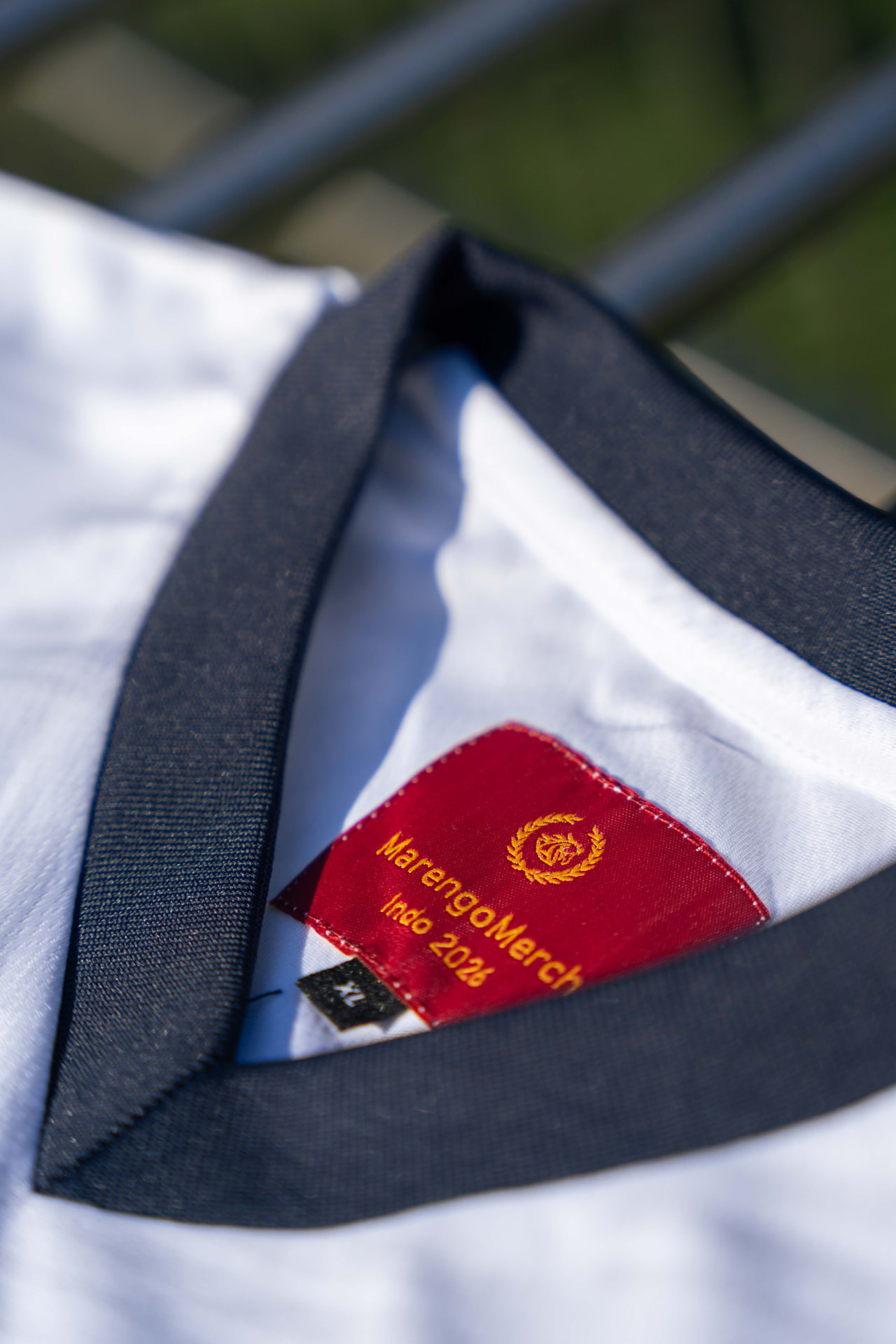 Rood binnenlabel met MarengoMerch Indo 2026