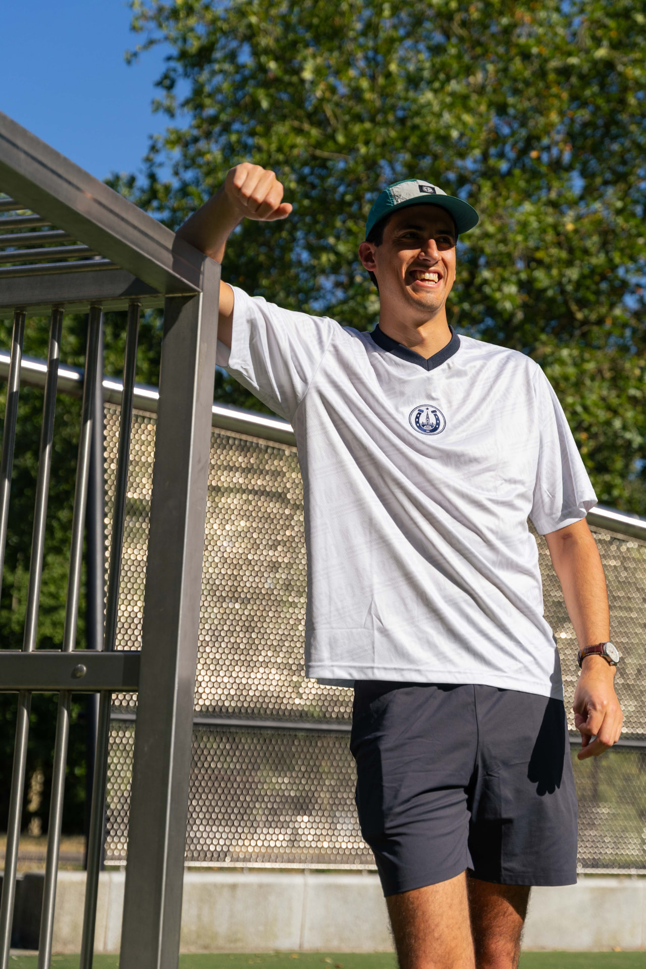 Wit shirt gedragen in het zonlicht